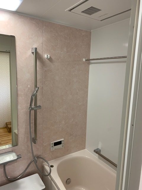 セレクトしたソフトピンク系の浴室。お色が温かく優しい印象です